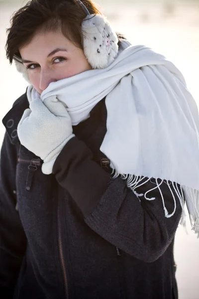 Dziewczyna w zimowa scena — Zdjęcie stockowe