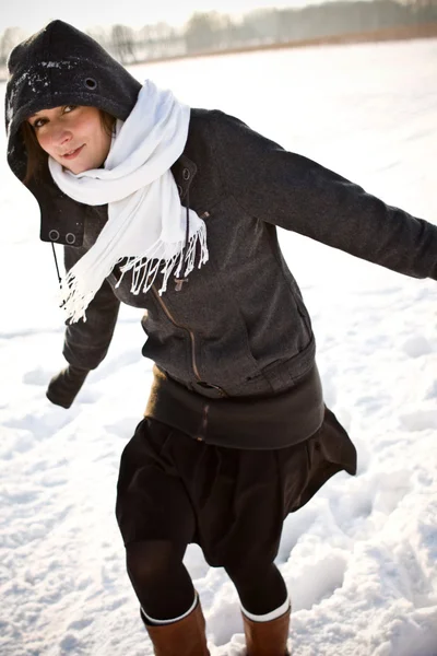 Κορίτσι στο χειμωνιάτικο σκηνικό — Φωτογραφία Αρχείου