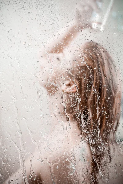 Duschende Frau — Stockfoto