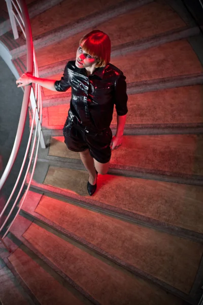 Gece kulübünde merdivenlerden aşağı yürüyüş — Stok fotoğraf