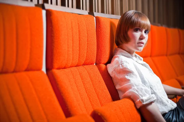 Mujer sentada en silla cómoda — Foto de Stock