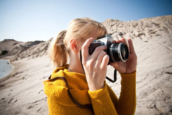 Woman with a camera taking photos — Stock Photo, Image