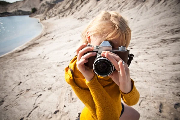 Woman with a camera taking photos — Stock Photo, Image