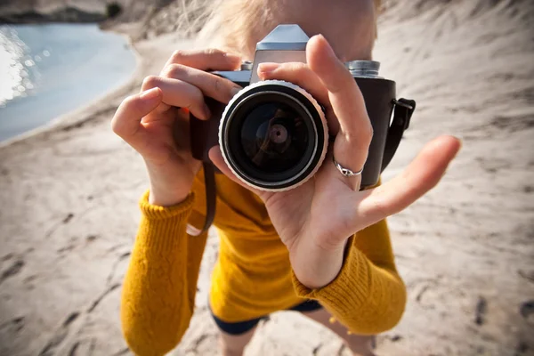 Mujer con una cámara tomando fotos — Foto de Stock