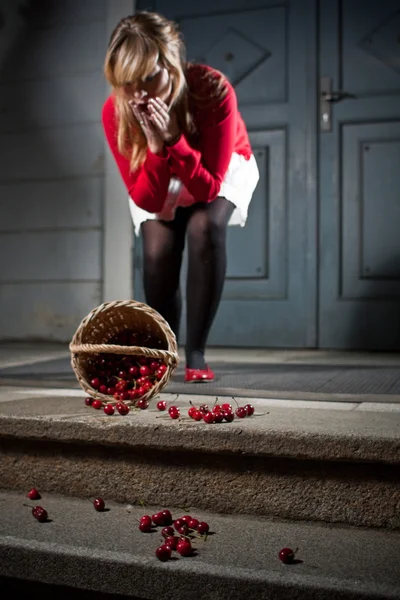 Mulher deixou cair sua cesta de cereja — Fotografia de Stock