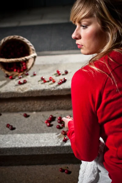 Vrouw liet vallen haar cherry mandje — Stockfoto