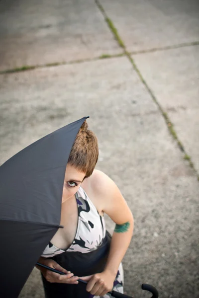Sich hinter dem Regenschirm versteckt — Stockfoto