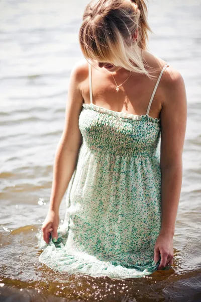 Kobieta ubrana w wodzie — Zdjęcie stockowe