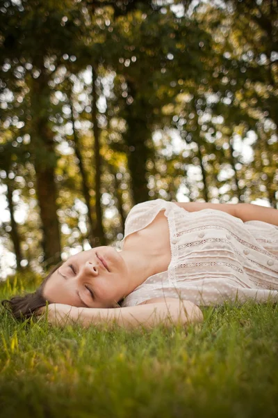 Kadın rahatlatıcı yeşil çimen — Stok fotoğraf