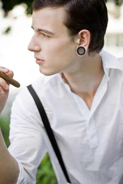 Homem pensa enquanto fuma charuto Imagens Royalty-Free
