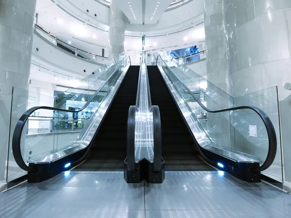 Escalera mecánica en grandes almacenes — Foto de Stock