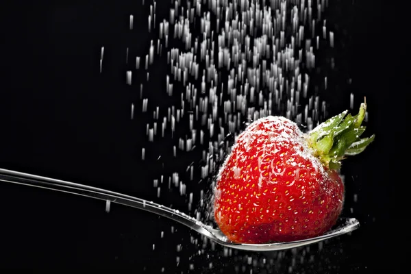 딸기에 떨어지는 설탕 — 스톡 사진