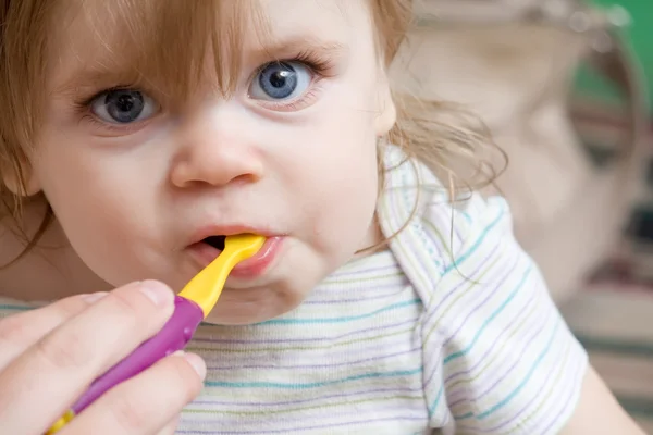 Yeni dişlerinin temizlenmesi getting toddler