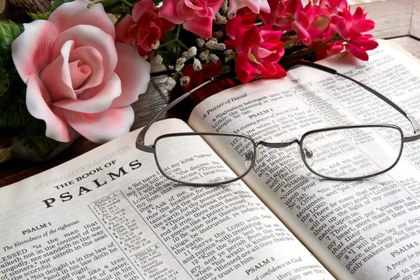 Ανοικτή Αγία Γραφή και λουλούδια — Φωτογραφία Αρχείου