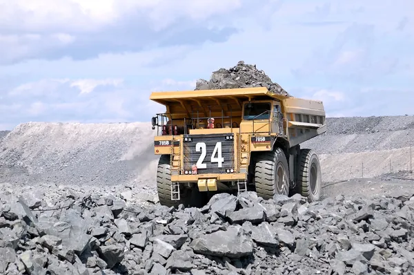 Grande caminhão de mineração — Fotografia de Stock