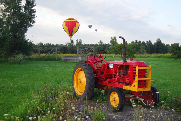 Heißluftballons und Traktor — Stockfoto