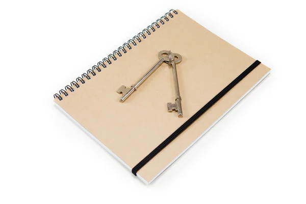 Notebook coberto marrom com chaves — Fotografia de Stock