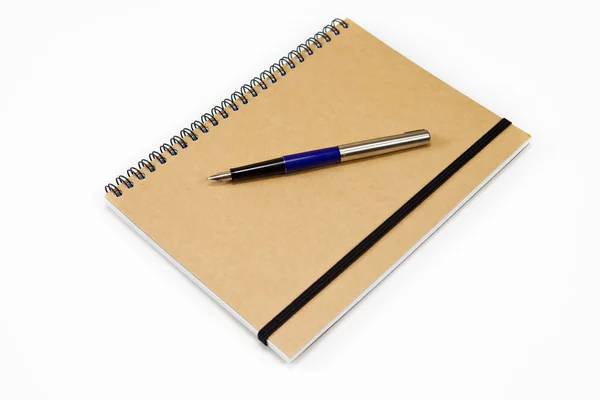 Cuaderno de espiral marrón con pluma estilográfica —  Fotos de Stock