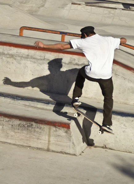 Jumping skateboarder — Stok fotoğraf