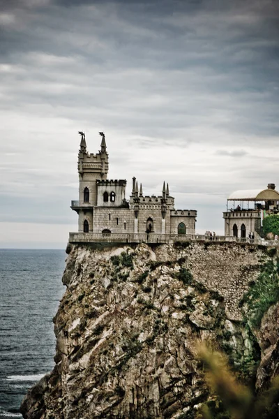 Grazioso castello su una collina rocciosa — Foto Stock