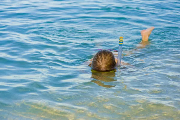 Κορίτσι ψαροντούφεκο στη θάλασσα — Φωτογραφία Αρχείου