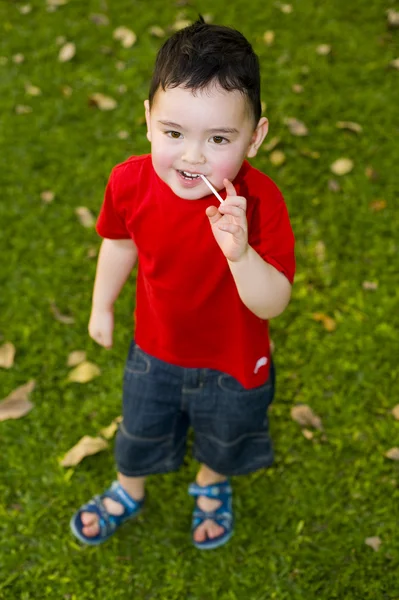 Niño con piruleta — Foto de Stock