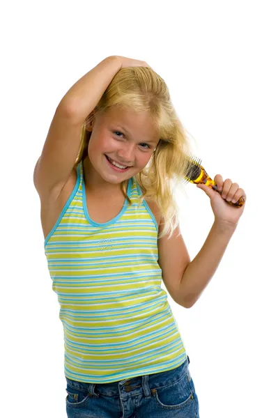 Menina loira bonito escovar o cabelo — Fotografia de Stock