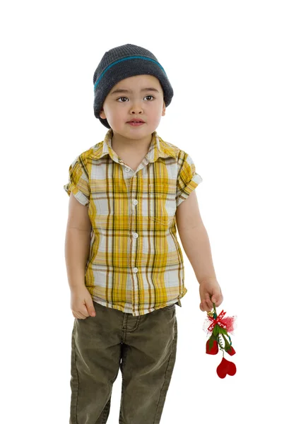 Rapaz bonito com flor e coração presente — Fotografia de Stock