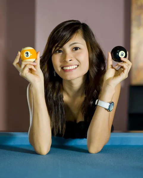 Flicka med åtta och nio ball — Stockfoto