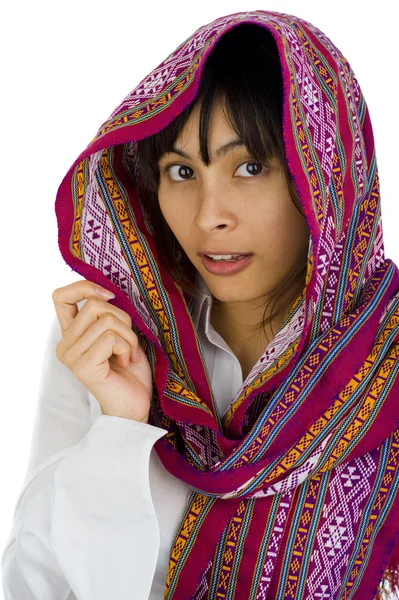 Mujer con bufanda sobre su cabeza — Foto de Stock