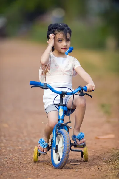 Pretty thai-indian girl on her bike — Stock Photo, Image