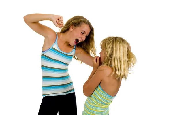 Deux sœurs filles qui se disputent — Photo