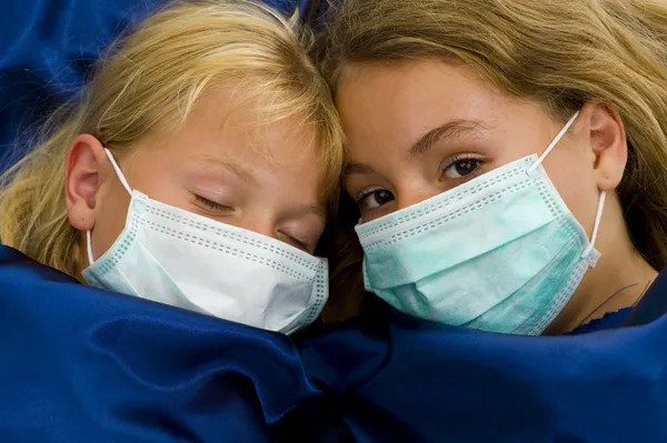 Дві дівчини захворіли в ліжку — стокове фото