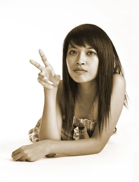 Ασιατική γυναίκα με το σημάδι ειρήνης — Φωτογραφία Αρχείου