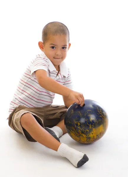 Chlapec s bowlingovou kouli — Stock fotografie