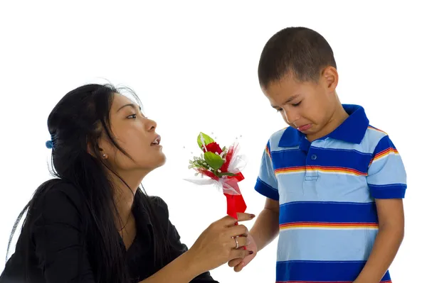 Pequeño niño disculpándose con su madre — Foto de Stock