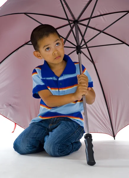 Χαριτωμένο αγόρι κάτω από τεράστια ομπρέλα — Φωτογραφία Αρχείου