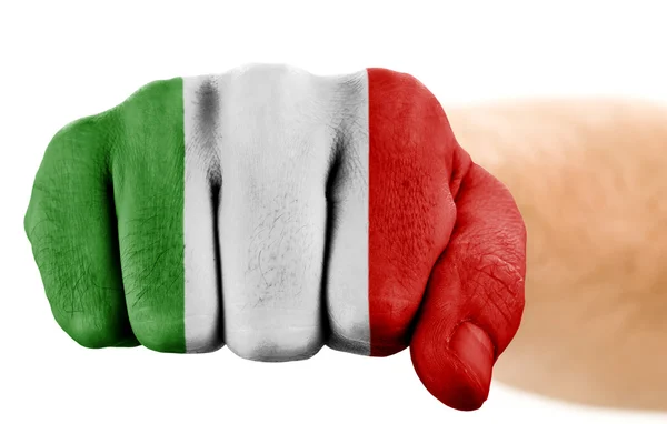 Кулак с итальянским флагом изолирован на белом — стоковое фото