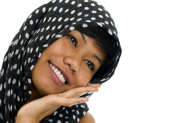 スカーフを持つ若いアジア女性 — ストック写真