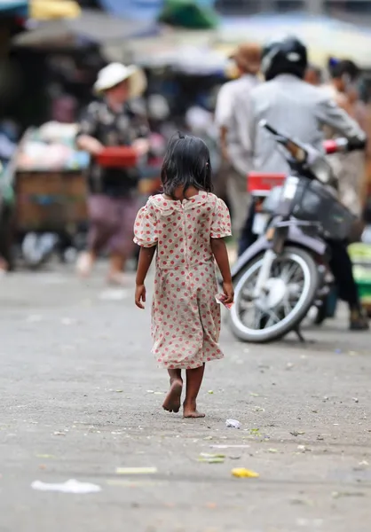 Маленькая девочка ходит по улице — стоковое фото