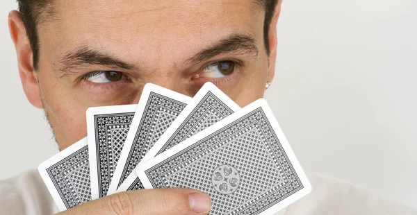 Hombre escondido detrás de las cartas — Foto de Stock