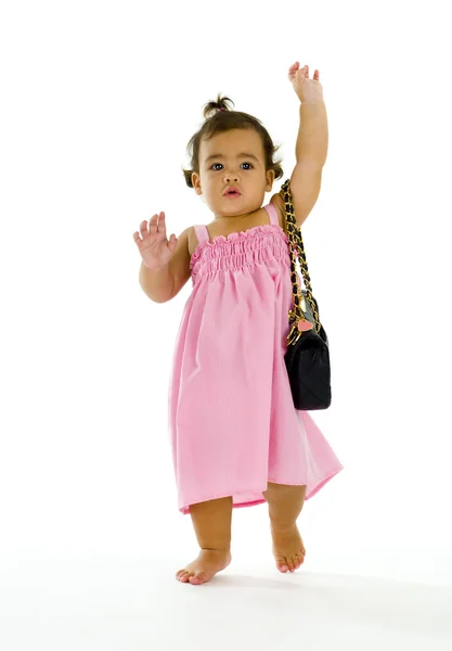 Kleines thailändisch-englisches Mädchen geht mit Handtasche — Stockfoto