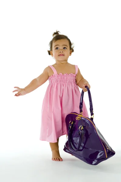 Kleines thailändisch-englisches Mädchen geht mit Handtasche — Stockfoto