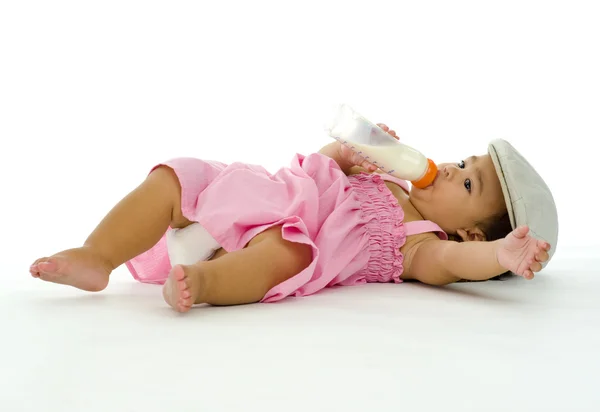 우유를 마시는 어린 소녀 — 스톡 사진