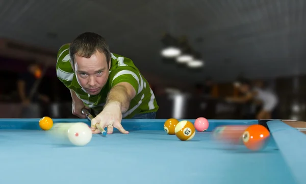 Kaukasischer Mann spielt Pool — Stockfoto