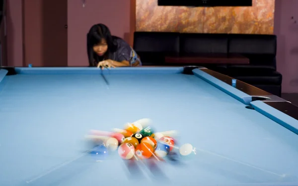 Frau in der Pool-Pause — Stockfoto