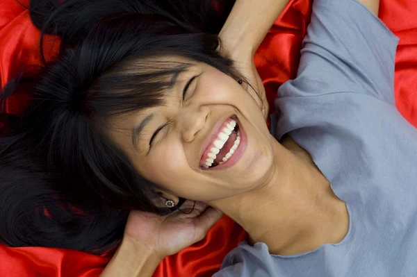Hermosa, joven asiática riendo — Foto de Stock