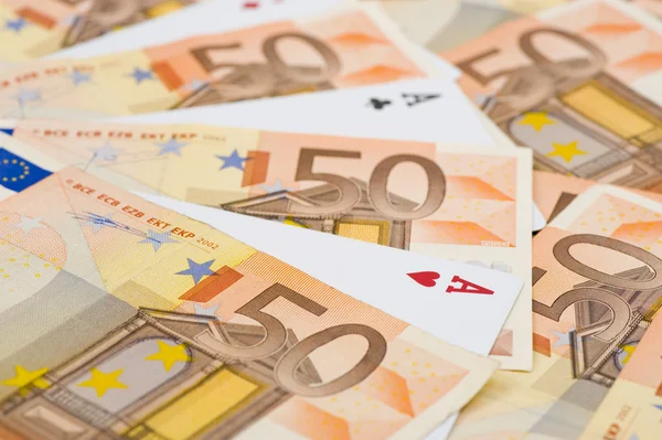 Aces between euro bills — Stock Photo, Image