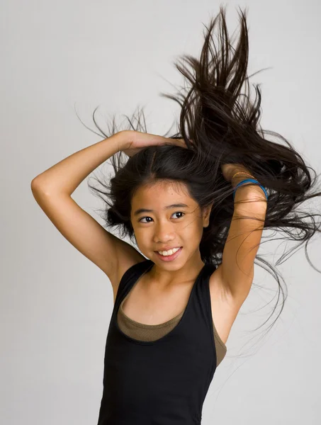 Asiático adolescente com cabelos longos — Fotografia de Stock