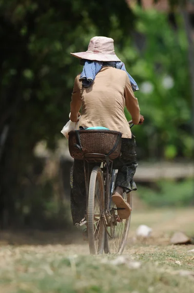 Mujer agricultora en su bicicleta —  Fotos de Stock